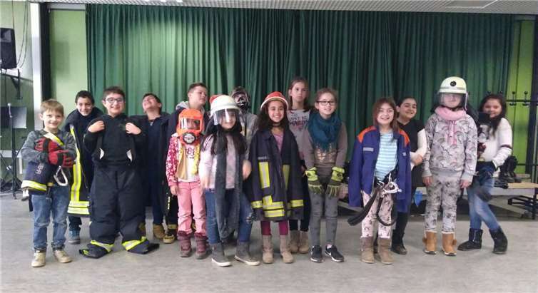 Ein spannender Tag für die Kinder der Gemeinschaftsgrundschule Meckenheim-Merl, sie durften die Feuerwehrausrüstung sogar anprobieren.privat