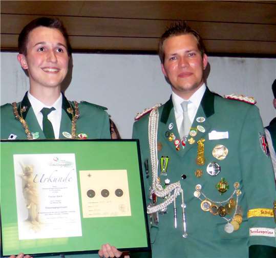 Ein spannendes Finale bildete die Würdigung des neuen Diözesanprinzen Florian Back aus Salm/Vulkaneifel (l.) durch den Diözesan-Jungschützenmeister Timo Stahlhofen (r.).