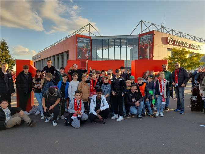 Ein spannendes Spiel erlebten die Fußballtouristen der Schule an der Untermosel. Quelle: Realschule plus und FOS Untermosel
