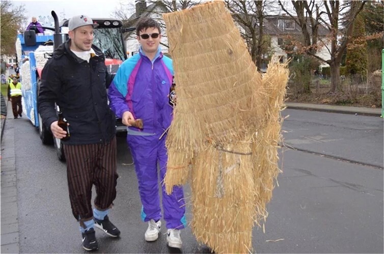 Ein spaßiges Unikat im Karneval : Das Strohbärtreiben in Kripp.  Foto: Archiv