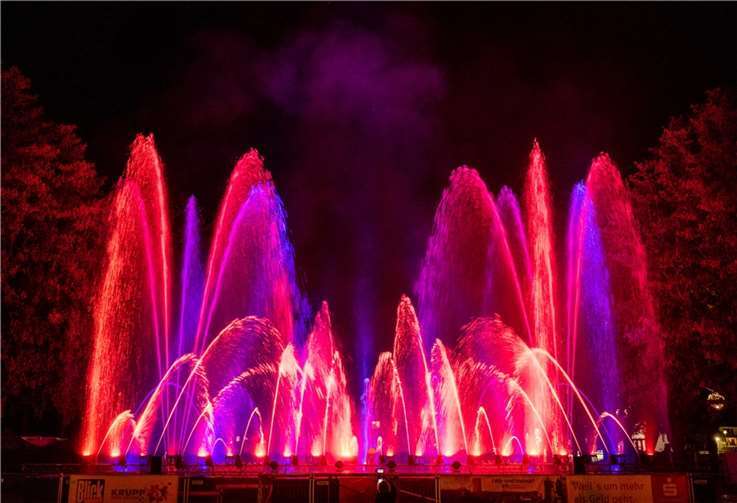 Ein spektakuläres Zusammenspiel von Licht, Wasser und Feuer konnten die Besucher der „Dankwelle“ im Kurpark von Bad Neuenahr erleben.  Foto: © Dominik Ketz