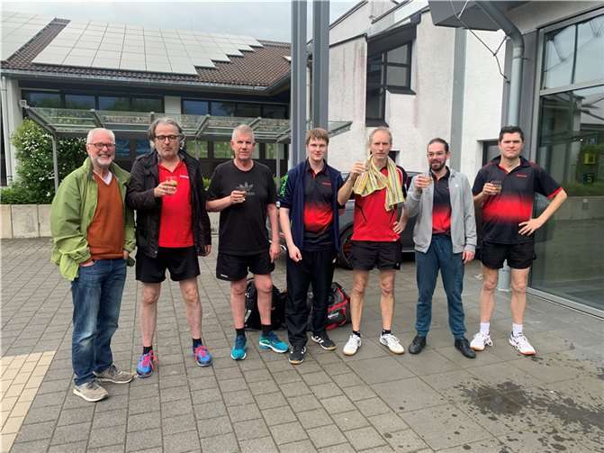 Ein spontanes Glas (alkoholfreien) Sekt auf den grandiosen Last-Minute-Erfolg in der Relegation: Jan Peren, Wolfgang Schwarz, Arne Beines, Martin Jünger, David Riddering und Alexander Jost (v.l.n.r.) zusammen mit SVR-Abteilungsleiter Klaus Riddering. Quellen: SV Rheinbreitbach