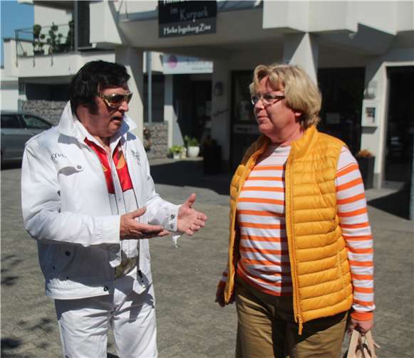 Ein spontanes Ständchen für die Bürgermeisterin: Elvis in seinem Element.