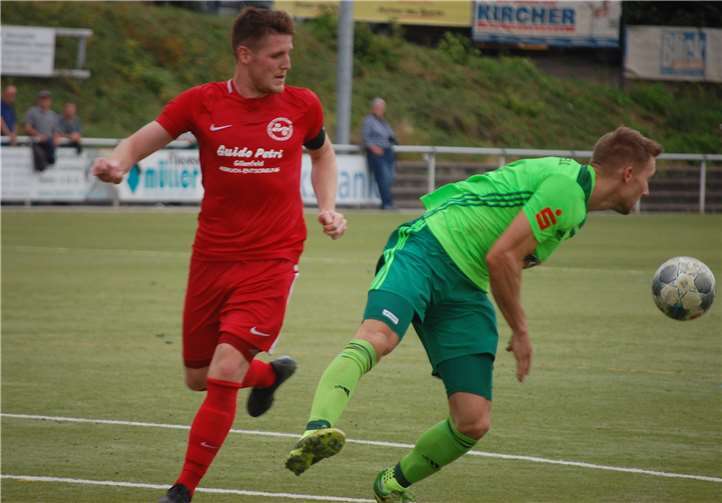 Ein ständiger Unruheherd: Marcel Berg war von der Ellscheider Abwehr (links Kapitän Christoph Gräfen) nie in den Griff zu bekommen.Fotos: -SK-