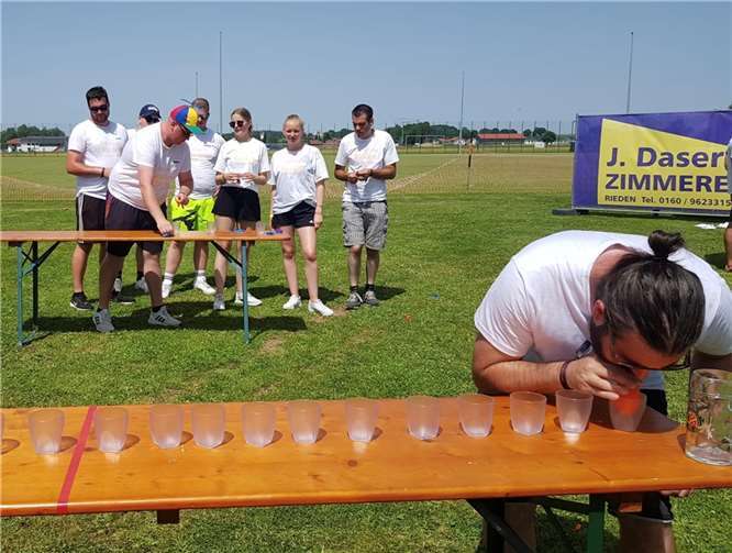 Ein starkes Eifeler Team im Einsatz: (v.l.) Niklas Kranz, Felix Hinz, Bastian Portz, Julian Brust, Hannah Schumacher, Lea Pitack, Markus Hackenbruch und vorne Jannis Lischwe. Martin und Sebastian Schmidt befinden sich derweil schon auf dem Teleskoplader.