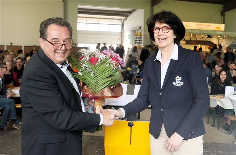 Ein starkes Führungsduo beim RVK. Als Dankeschön für die gute Zusammenarbeit überreichte Helmut Ewenz einen Blumenstrauß an die Vereins-Vorsitzende, Jutta Spies.Foto: Jörg Niebergall