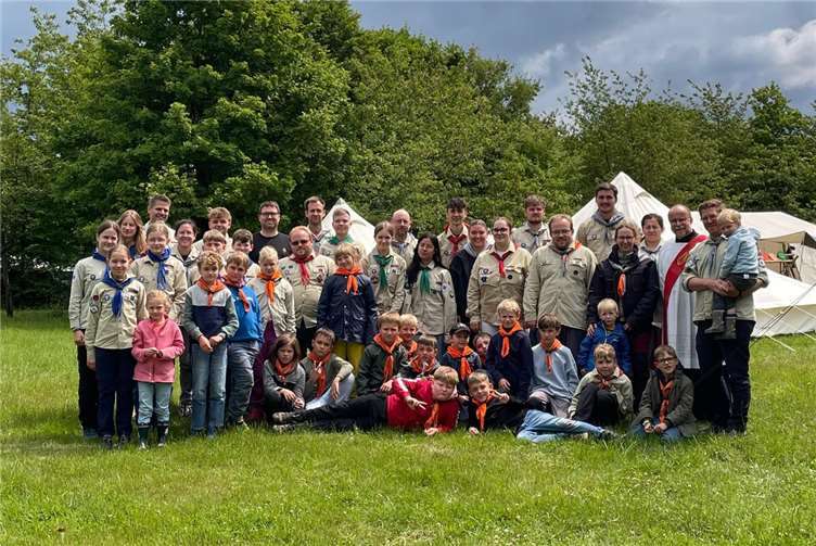 Zeltlager voller Erlebnisse – Kinder wachsen über sich hinaus Ein starkes Miteinander: Das Team beim Pfingstlager 2025. Foto: privat