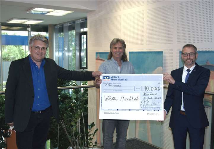 Ein starkes Signal für das regionale Angebot. Vorstand Matthias Herfurth überreicht für die Beteiligung 10.000 Euro an den Vorstand der Wäller Markt eG. V.l.: Volker Wüst (Vorstand der Wäller Markt eG), Andreas Giehl (Vorstand der Wäller Markt eG), Matthias Herfurth (Vorstand der VR Bank Rhein-Mosel eG).Foto: VR Bank