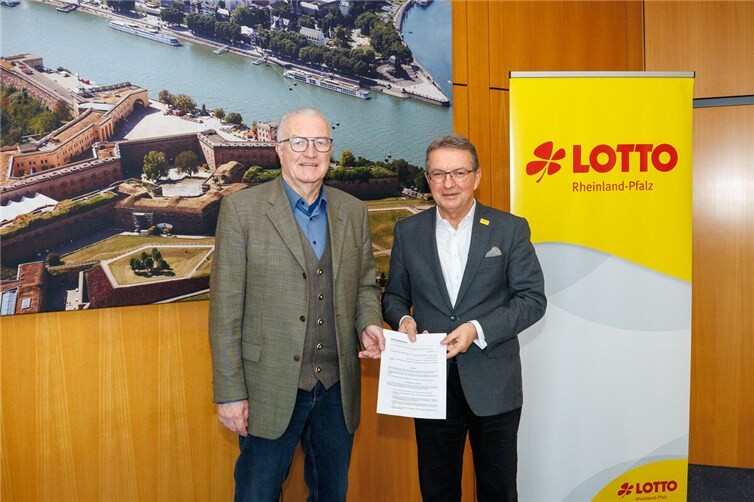 Ein starkes Signal für die Kultur: Lotto-Geschäftsführer Jürgen Häfner (rechts) und Festival-Geschäftsführer Uwe Hüser (links) besiegeln die Fortsetzung der Partnerschaft für das Mittelrhein Musik Festival.