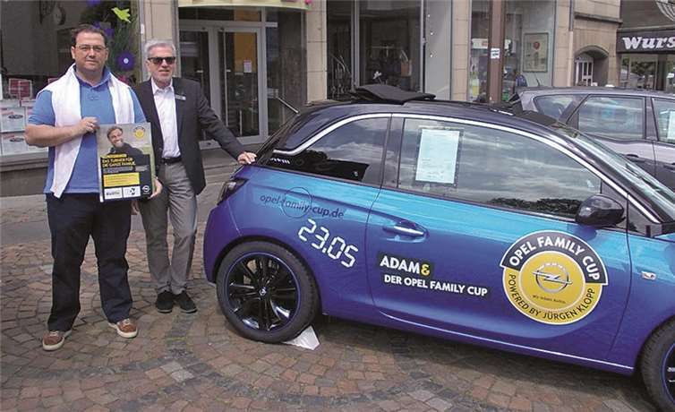 Ein starkes Team: Der SV Rheinland Mayen und das Autohaus Opel Sürth in Mayen laden zum zweiten Male in Folge zum Vorrundenturnier des OPEL FAMILY CUP ein. Andreas Lanser (SV Rheinland Mayen) und Heinz Sürth (Opel Sürth) rührten bei der Autoschau am Sonntag nochmal ordentlich die Werbetrommel. Weiner