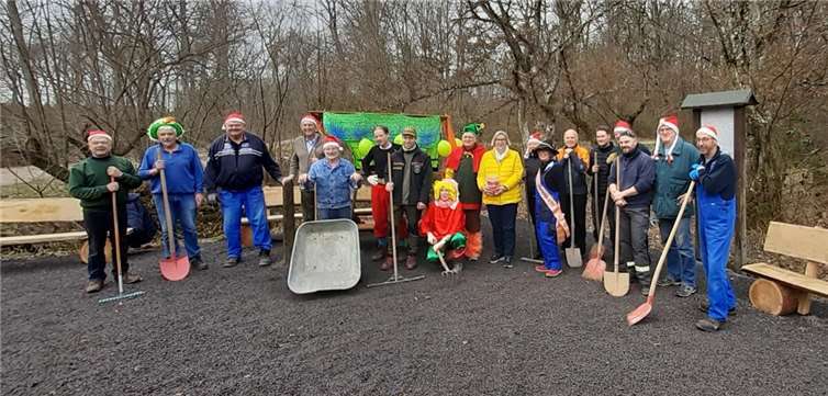 Ein starkes Team: In der Mitte Bürgermeisterin Petra Kalkbrenner (in gelb), links daneben Georg Schneider (HVV) und Daniel Braun (Forstamt), 2. v. r. Hermann Menth (Heimerzheim), 6. v r. Georg Melchior, Heimatverein Alfter.  Fotos: privat