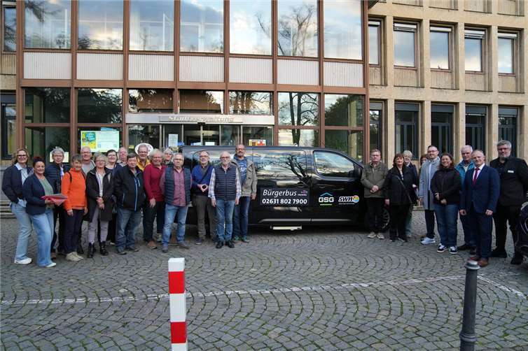 Ein starkes Team aus Ehrenamtlichen, Stadtverwaltung und Sponsoren steht hinter dem Projekt Bürgerbus.  Fotos: Nadine Schöneberg