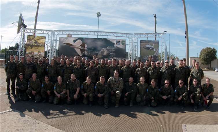 Ein starkes Team - die Mayener Mediensoldaten und ihre internationalen Partner. privat