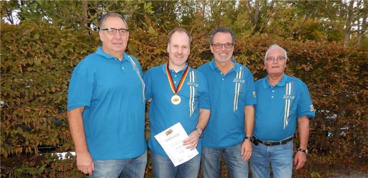 Ein starkes Team: von links: Dietrich Schulz, Reiner Arenz, Ferdi Lohmüller, Mannschaftsführer und Trainer Horst Becker. Privat