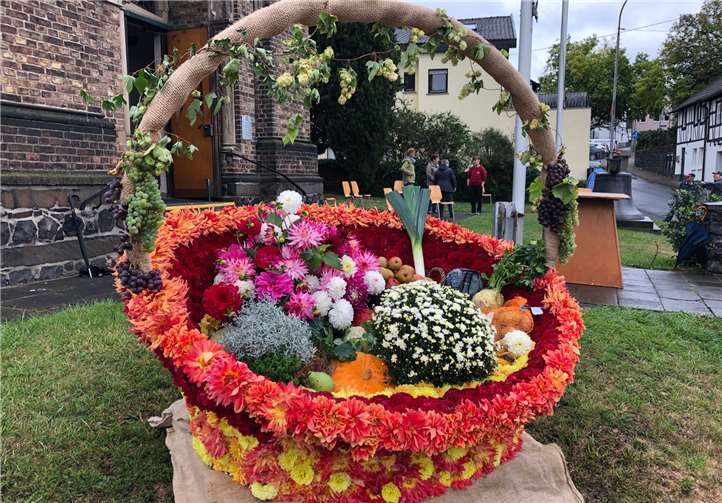 Ein stattlicher Erntedank-Korb symbolisierte den Anlass.