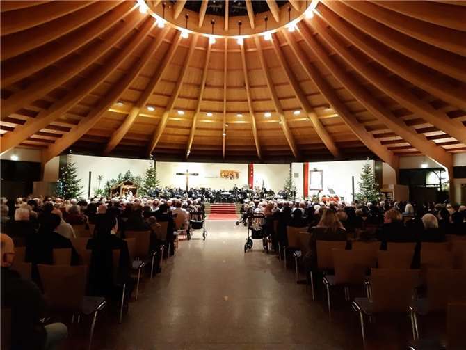 Ein stattlicher Spendenscheck in Höhe von 1500 Euro wurde an die Schönstatt-Wallfahrt – Pater Herter und Sr. Janika - im feierlichen Rahmen eines Gottesdienstes überreicht. Quelle: Lions Club Vallendar