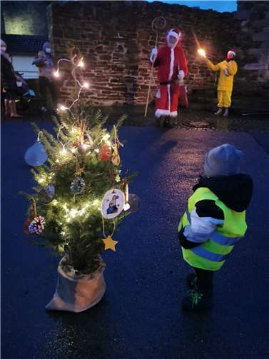 Ein stimmungsvoller Weihnachtsbaum sorgt für die richtige Atmosphäre.