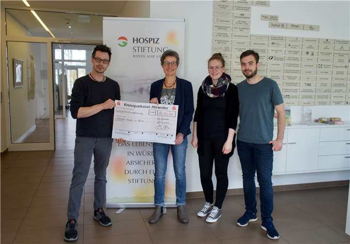 Ein stolzer Betrag von 2.223,40 Euro wurde an Brigitte Rasche, stellvertretende Pflegedienstleitung, überreicht.Foto: privat