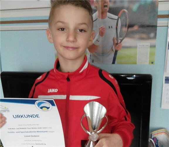 Ein stolzer Lionel Dederer nach dem Gewinn seines ersten Tennispokals.privat