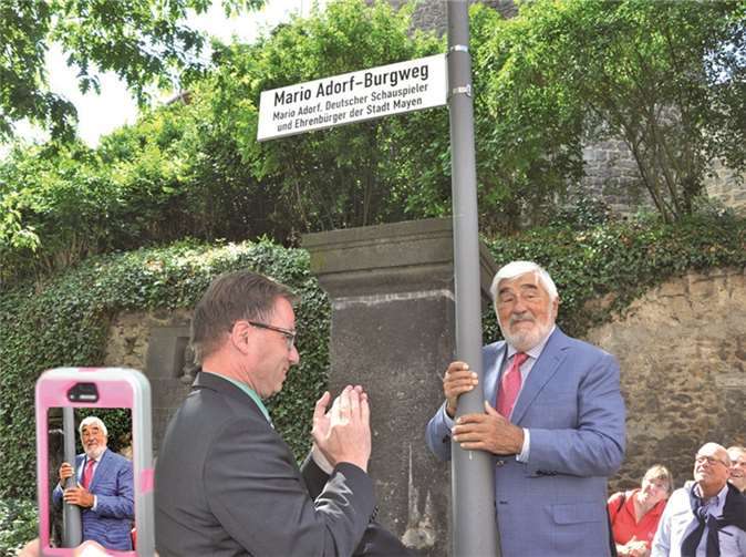 Jetzt kann jeder den Weg von Mario Adorf gehen Ein stolzer Mario „Es ist geschafft“. Da wurden natürlich von den Fans auch Handy-Fotos gemacht