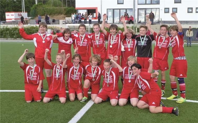 Ein stolzer Moment: Als Tabellenerster und Kreismeister des Fußballkreises Rhein-Ahr beendete die D-Jugend des Grafschafter SV die Saison.
