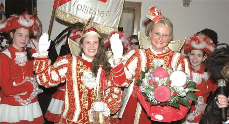 Ein strahlenden Prinzenpaar regiert die Altenburger Jecken, Prinz Lisa I. und Prinzessin Sarah I. Das Regieren kennen die beiden bereits, schließlich sind sie auch die amtierenden Weinmajestäten von Altenahr. UM