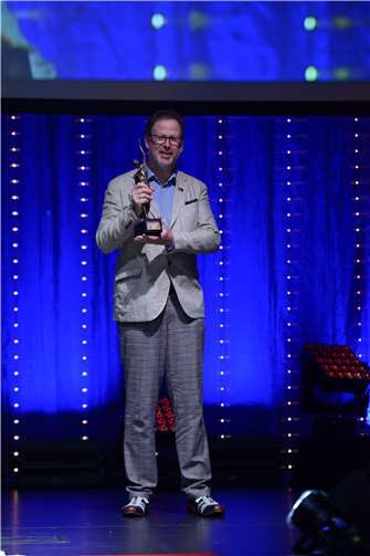 Ein strahlender Preisträger: Uwe Berens, Geschäftsführer und Inhaber der Projekt 3 gGmbH, nahm stellvertretend für das gesamte Team den ‚Großen Preis des Mittelstandes´ entgegen.  Fotos: Christian Kahle/Quelle: Oskar-Patzelt-Stiftung