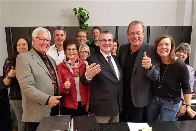 Ein strahlender Wahlsieger: Jörg Lempertz (2.v.r.), hier u.a. mit Ehefrau Judith, seinen Eltern und Landrat Dr. Alexander Saftig, freute sich riesig, dass ihm über 70 Prozent der Wählerinnen und Wähler in der VG Mendig erneut ihr Vertrauen ausgesprochen hatten. Foto: FRE