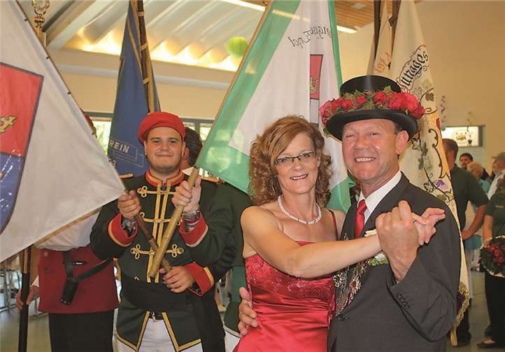 Ein strahlendes Königspaar drehte sich im Dreivierteltakt um die Fahne der Fähnriche.