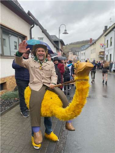 Ein super Hingucker war Markus aus Kiel mit seinem großen, gelben Vogel beim Kar...