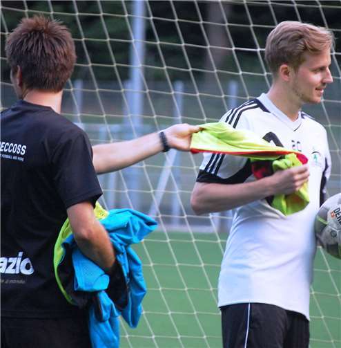 Das Derby zieht alle in seinen Bann Ein symbolisches Bild: Mittelfeldspieler Niklas Heinemann (rechts), einer von sechs Akteuren mit Mayener Vorgeschichte, dürfte Spielertrainer Kodai Stalph sicher ein Startelfmandat erteilen.