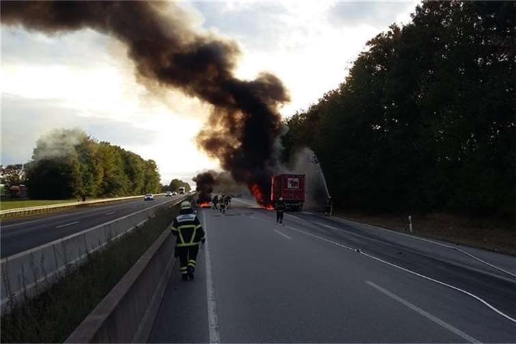 Ein technischer Defekt löste wahrscheinlich bei dem LKW einen Vollbrand aus.