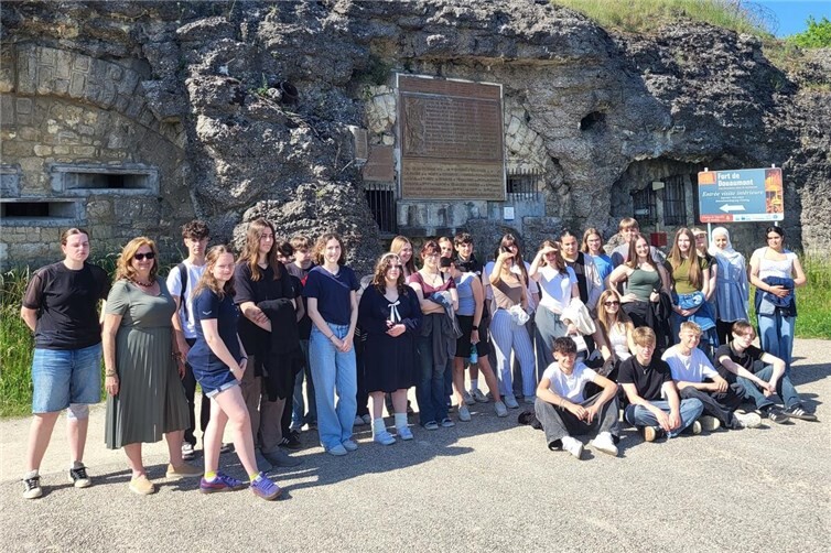 Ein teil der Exkursionsgruppe der Boeselager-Realschule vor dem Fort Douaumont bei Verdun