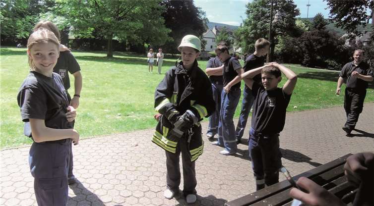 Ein temporeiches Spiel, das nicht nur der Jugendfeuerwehr-Gruppe der Wache Nord (im Bild) viel Spaß machte: In möglichst kurzer Zeit die komplette Feuerwehrmann-Kluft anzuziehen. BSB