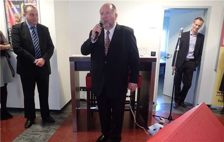 Ein tierisches Geschenk für „Herrchen“ Reinhard Koll:Der aufblasbare Hund „Kollo“ blinzelt aus seiner Hundehütte.