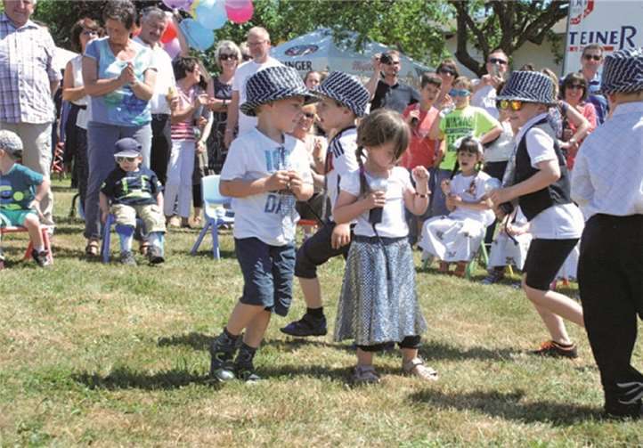 Ein toller Tanz der Kinder zu Beginn des Sommerfestes. privat