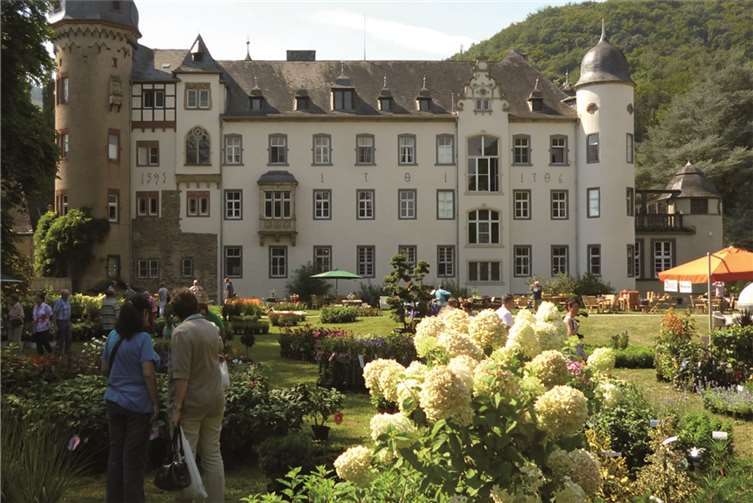Ein tolles Ambiente bietet der Schlossgarten von Schoss Burg Namedy für das große Gartenfestival. privat