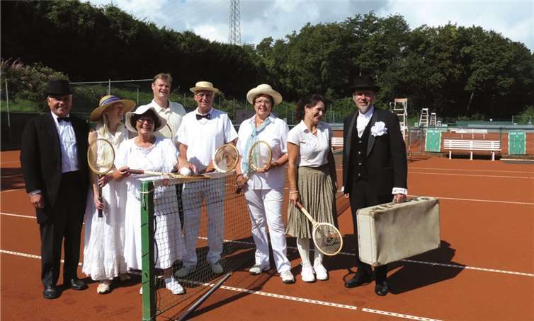 Ein tolles Bild, die Damen und Herren mit den Kleidern von anno dazumal.privat