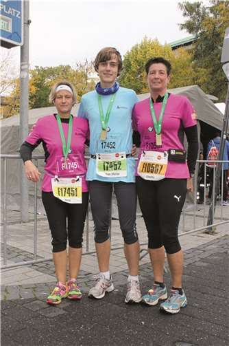 Ein tolles Erlebnis war für Tim Malte Mülhöfer sein erster Halbmarathon in Köln in Begleitung seiner Mutter Sabine und Uschi Häring. privat