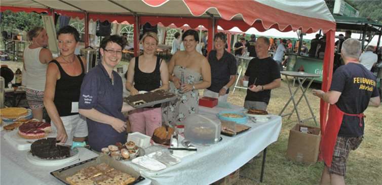 Ein tolles Kuchenbüffet wurde geboten, bis zur Sachertorte hatte man alles im Angebot. -UM-