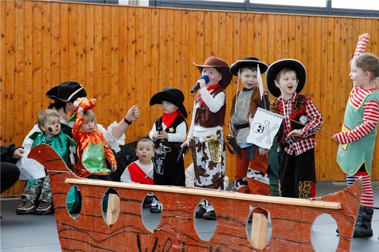 Ein tolles Piratenschiff hatten die Kinder gebaut und ihren Spaß darin - nicht nur die Jungen. privat