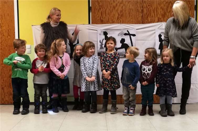 Ein tolles Taschenlampenkino führten die kleinen Künstler vor.privat