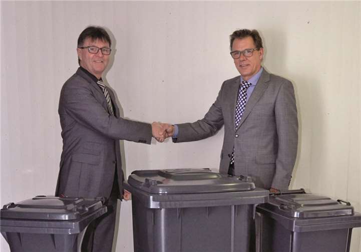 Ein „tonnenschwerer“ Handschlag: Der Erste Kreisbeigeordnete Burkhard Nauroth (l.) und Andreas Ziegler, Geschäftsführer der Firma ESE, Lieferant der neuen MYK-Behälter, freuen sich auf gute Zusammenarbeit. privat