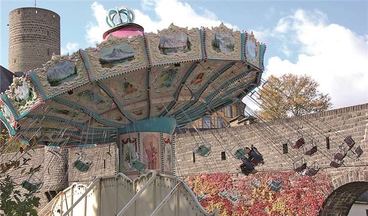 Ein traditionelles, aber immer noch beliebtes Fahrgeschäft ist der Wellenflug. Guido Dietrich