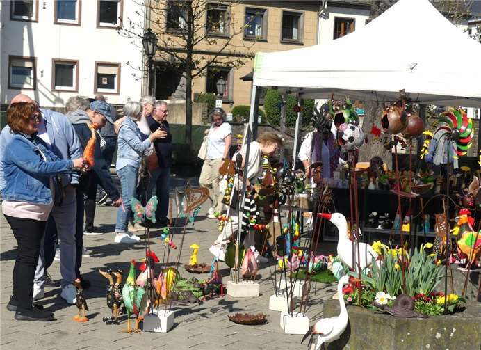 Ein traumhaftes Frühlingswetter lud zum Bummel entlang der Stände auf dem Cochemer Ostermarkt ein.