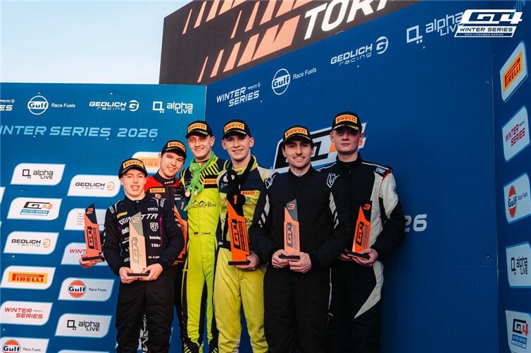 Ein turbulentes Rennwochenende in Spanien endete für den 19-jährigen Leuteroder Enrico Förderer mit einem Doppelsieg und der Verteidigung der Meisterschaftsführung.