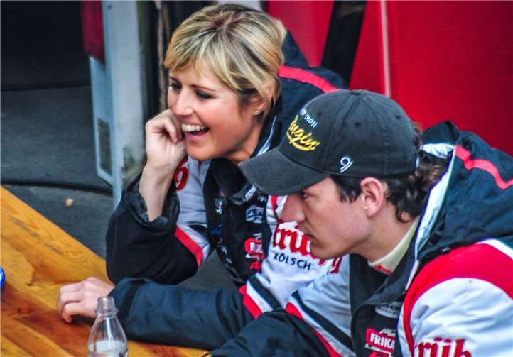 Sie war die einzigartige Königin vom Ring Ein typisches Bild von Sabine Schmitz im Fahrerlager. Gesellig nach einem harten Rennen, mit einem lachen auf den Lippen.Foto: Roland Schäfges - www.myfoto24.eu