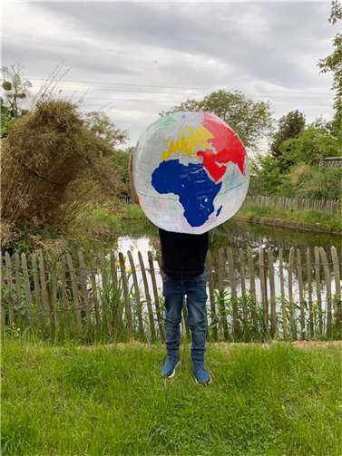 Ein ukrainisch-deutsches Kind mit einem Erdball am Seminarhaus Jonathan. Foto: privat