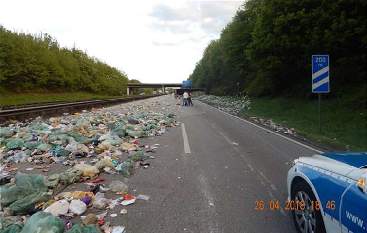 Ein umgestürzter Lkw-Anhänger hatte überall auf der Fahrbahn der A61 bei Niederzissen Plastikmüll verteilt. Foto: Polizei