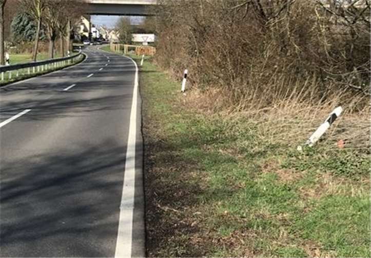 Ein umgetretener Straßenbegrenzungspfosten auf der Rheindörferstraße, zwischen Kesselheim-Sportplatz und Autobahnunterführung St. Sebastian.Quelle: Herbert Dott